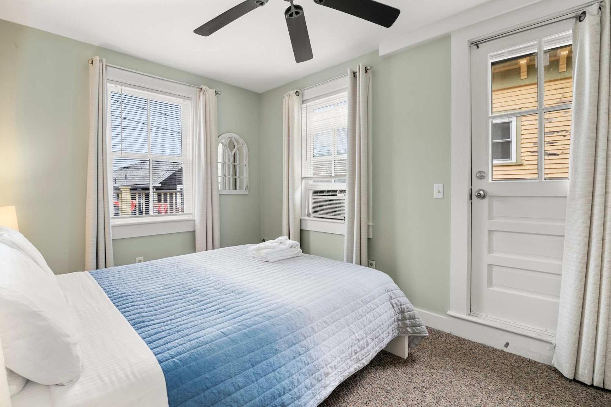Center Of Town Steps Away Private Deck Apartment Provincetown Exterior foto